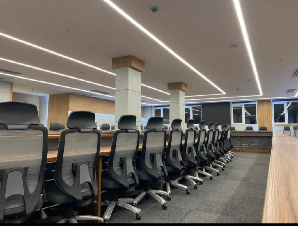 بهترین جنس و طراحی صندلی کنفرانسی برای دفاتر مدرن و شرکت‌های بزرگ