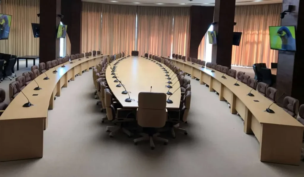 تفاوت صندلی کنفرانسی با صندلی کارمندی و مدیریتی برای استفاده در سالن جلسات