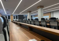 ویژگی‌های ضروری یک صندلی کنفرانسی استاندارد برای جلسات طولانی اداری